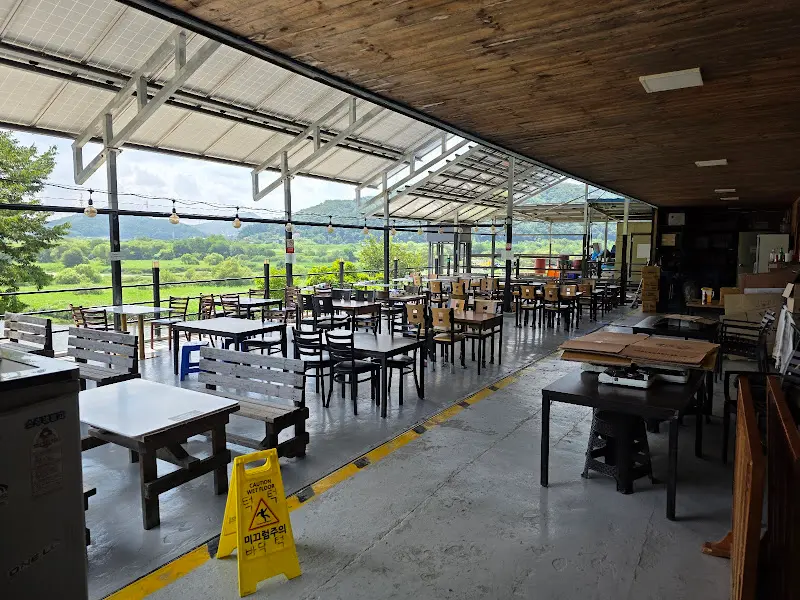 넓은 홀 테이블 좌석