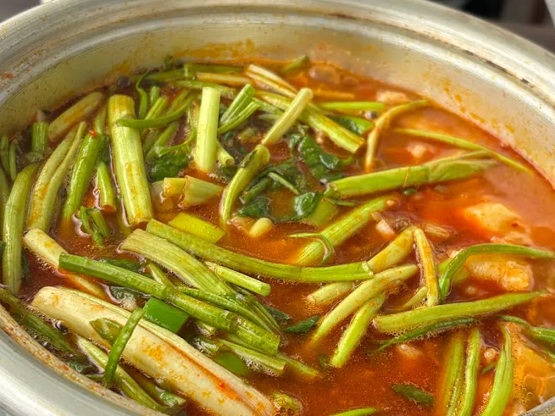 미나리가 듬뿍 올려진 매운탕