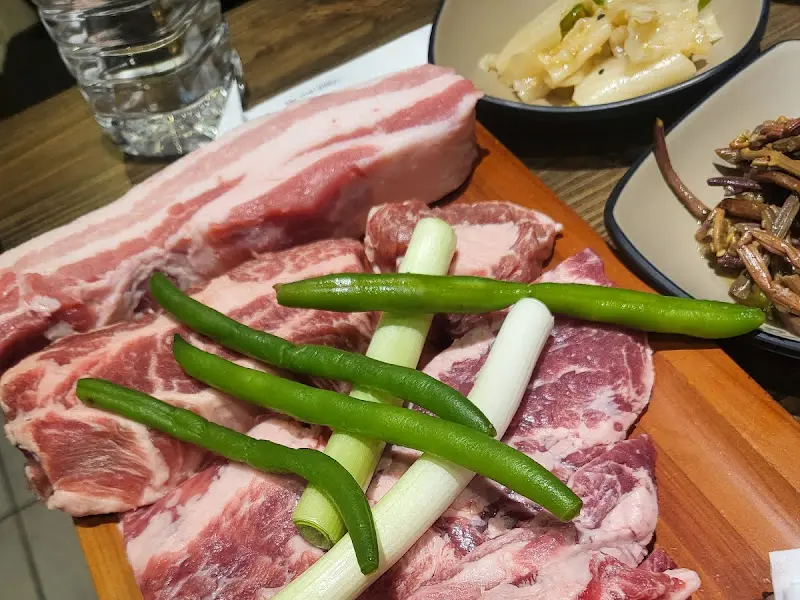 마블링이 선명한 꽃목살과 삼겹살의 자태