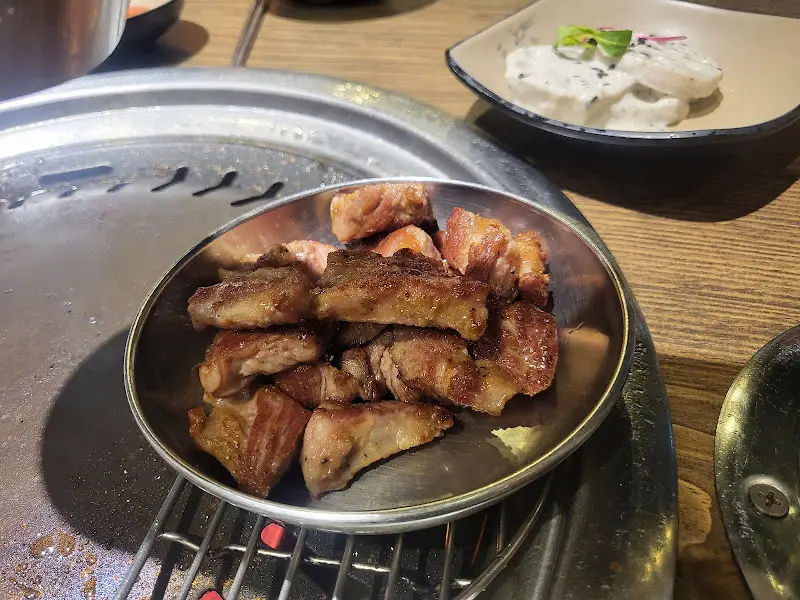 전문가의 손길로 구워진 꽃목살