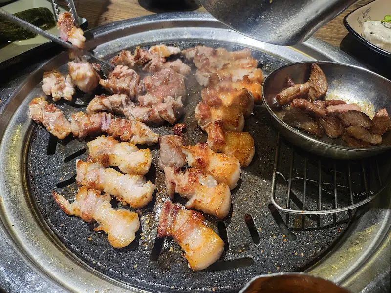 숯불 위에서 노릇하게 익어가는 삼겹살