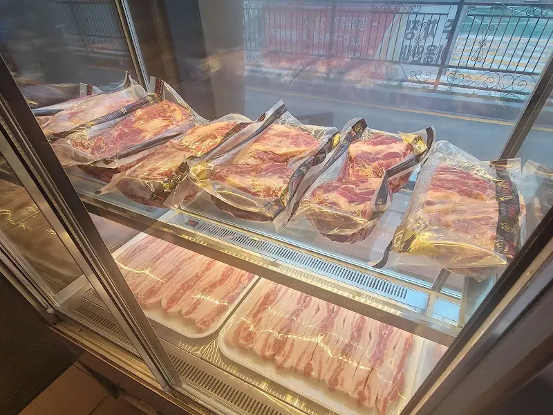 신선한 고기를 보관하는 냉장 쇼케이스