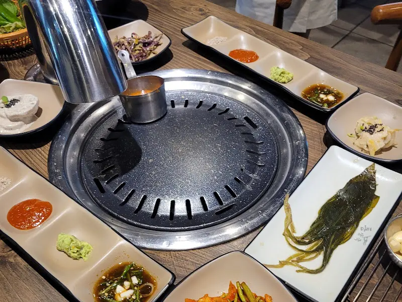 다채로운 소스와 밑반찬