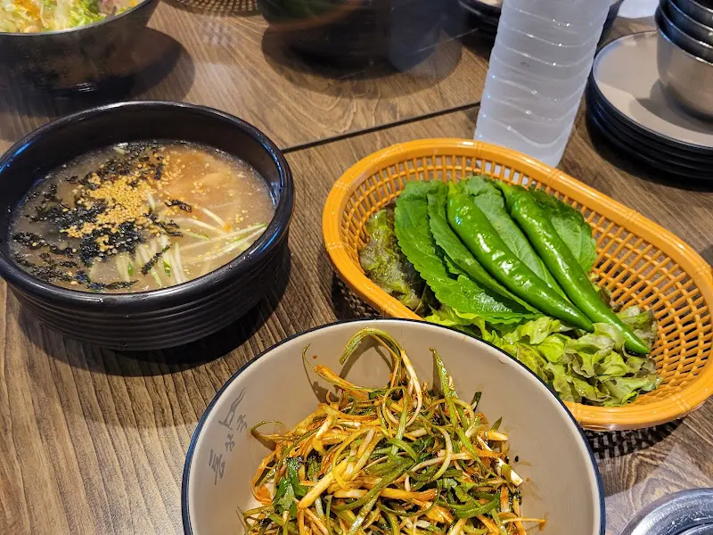 싱싱한 쌈 채소와 곁들임 메뉴