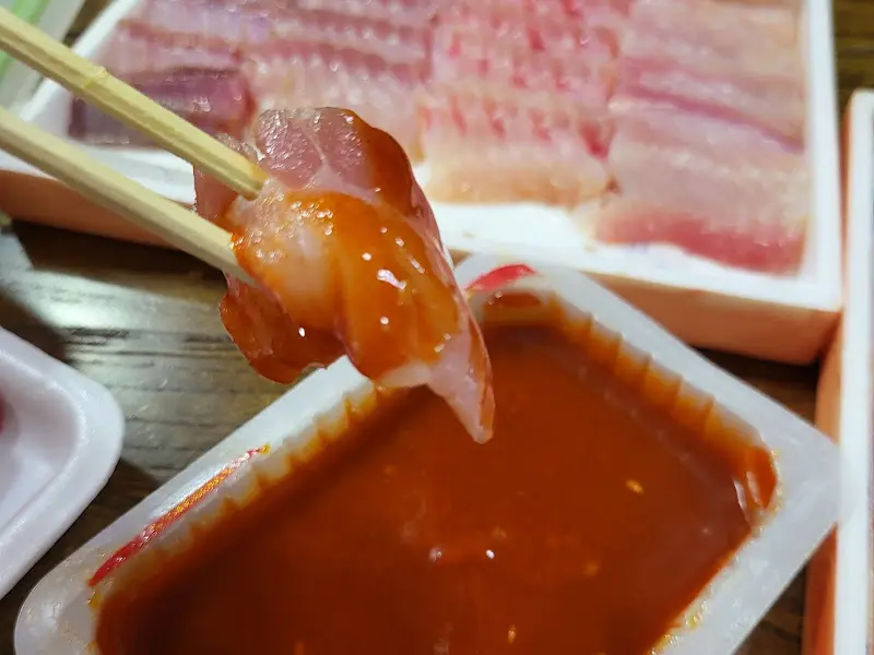 초장에 찍은 홍어회