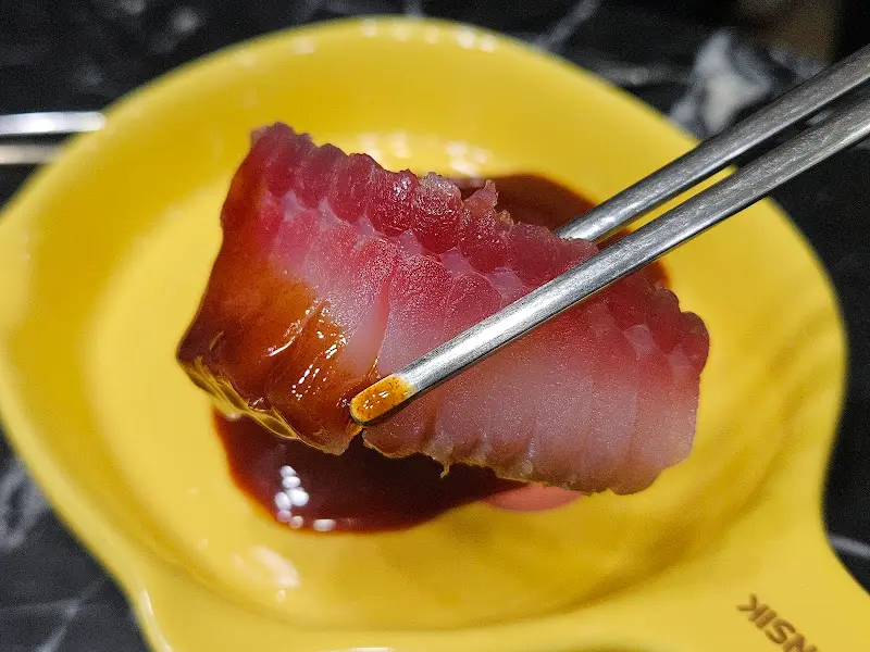 묵은지와 함께 먹는 홍어회