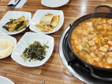가성비에 감동, 독산동 숨은 보석 같은 밥집에서 만찬을 즐기다: 이맛이 진짜 맛집