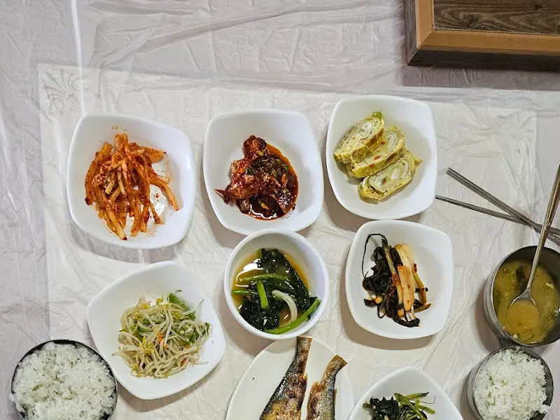 미향식당 백반 한 상 차림