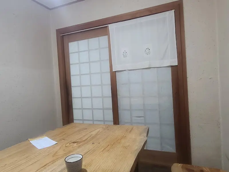 정갈한 나무 테이블과 창살