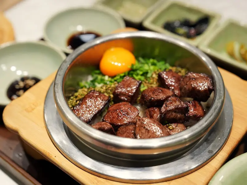 스테이크 솥밥의 풍성한 비주얼