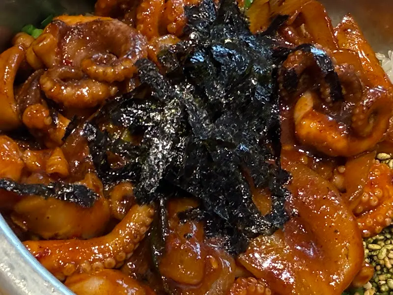 매콤쭈꾸미솥밥의 강렬한 비주얼