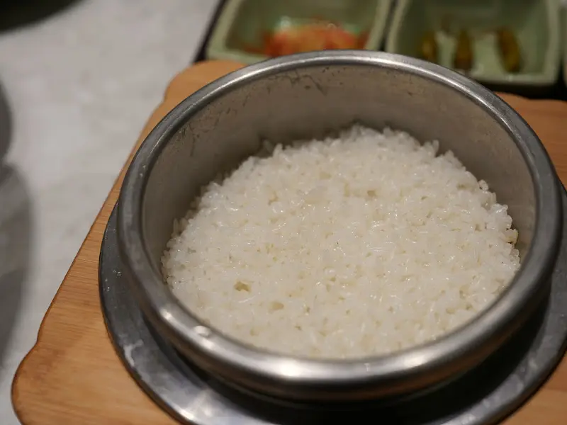 갓 지은 윤기 흐르는 쌀밥