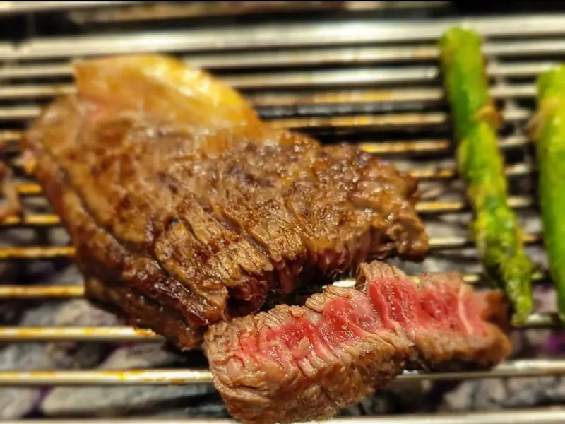 개인 화로에 구워지는 소고기