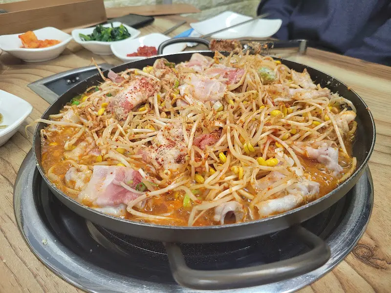 불판 위에서 익어가는 콩불