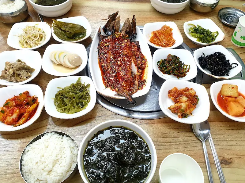 한 상 가득 차려진 반찬