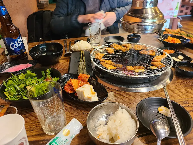 잘 구워진 고기와 밑반찬