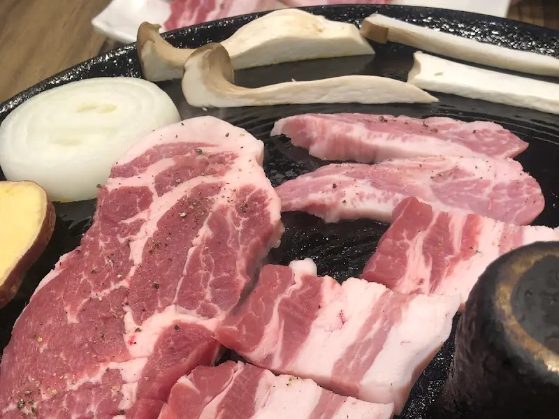 신선한 흑돼지 삼겹살