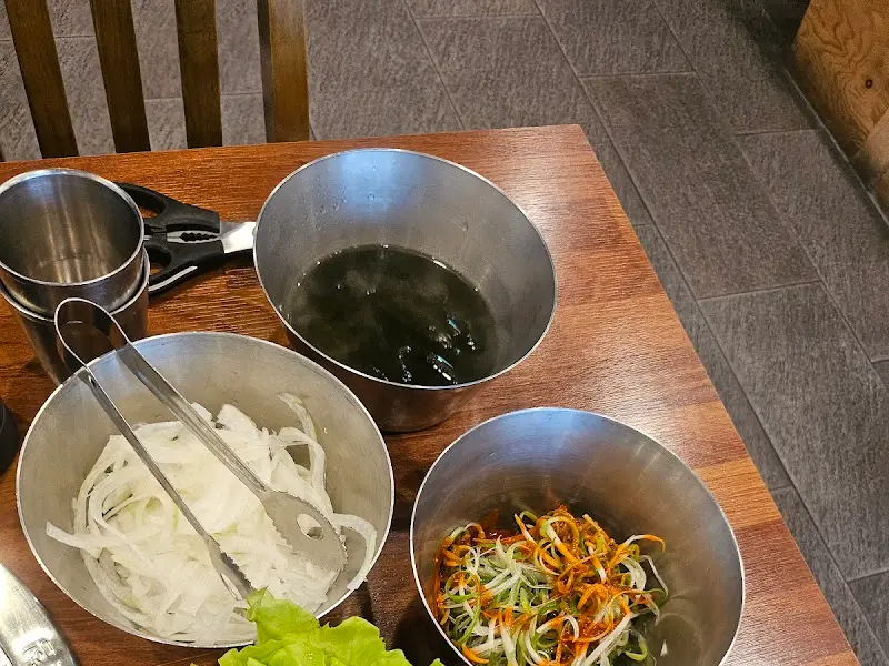 스테인리스 볼에 담긴 신선한 야채 샐러드