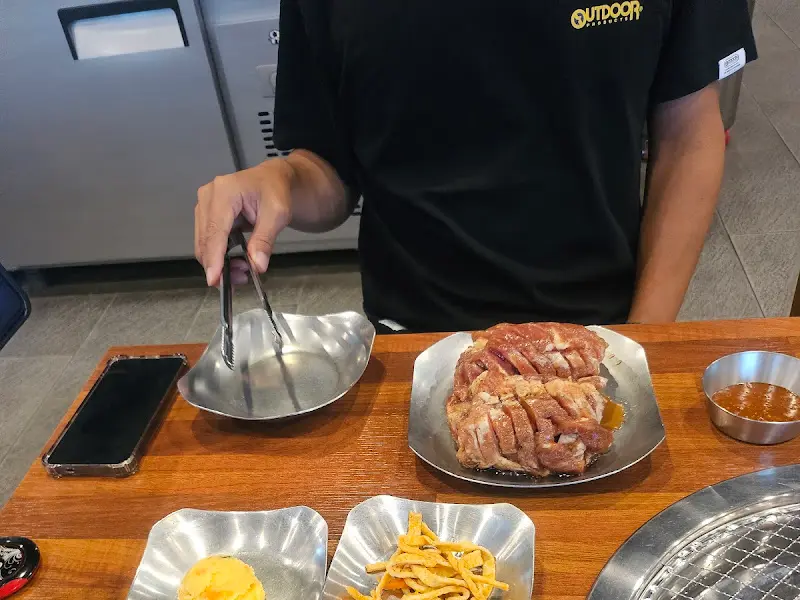 돼지갈비를 테이블로 가져오는 직원