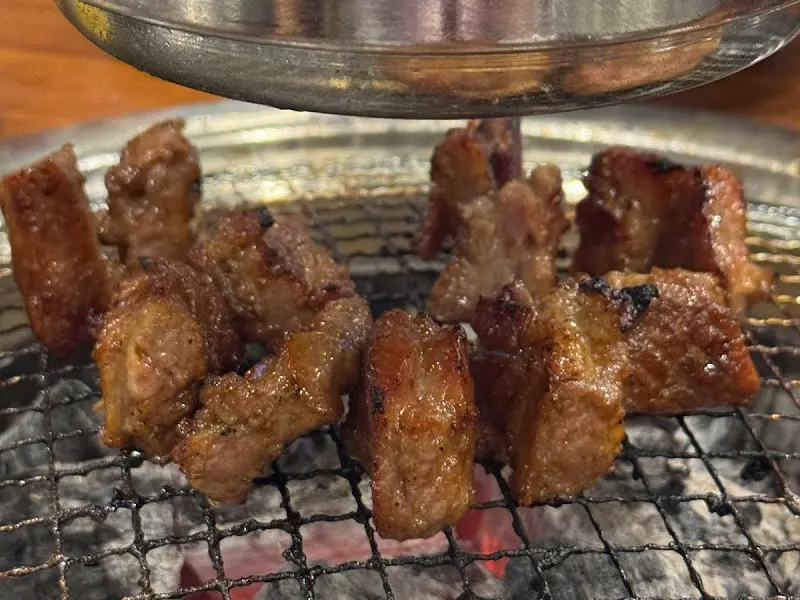 노릇노릇 구워진 돼지갈비