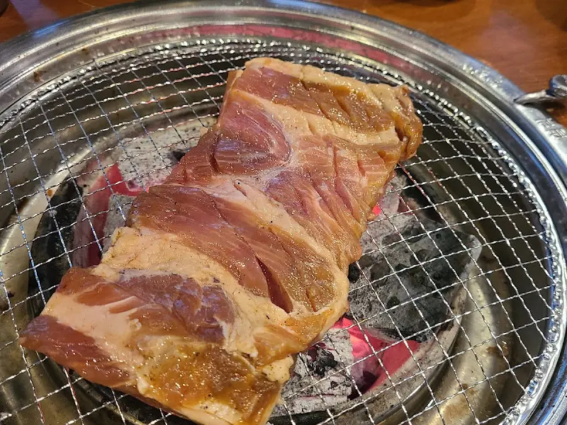 불판 위에 올려진 두툼한 돼지갈비