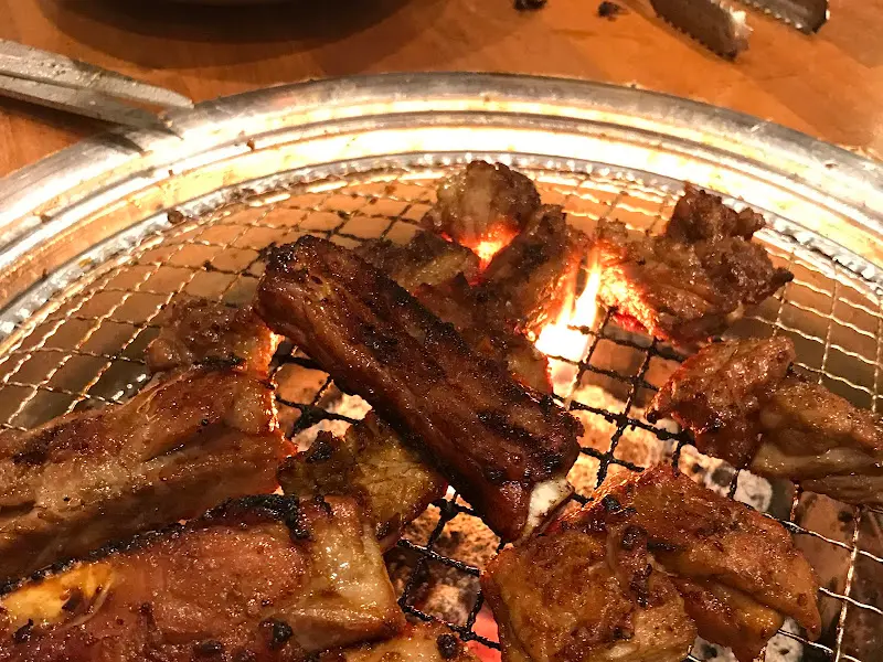 숯불 위에서 구워지는 돼지갈비