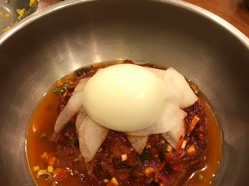 깔끔하게 정돈된 테이블 세팅