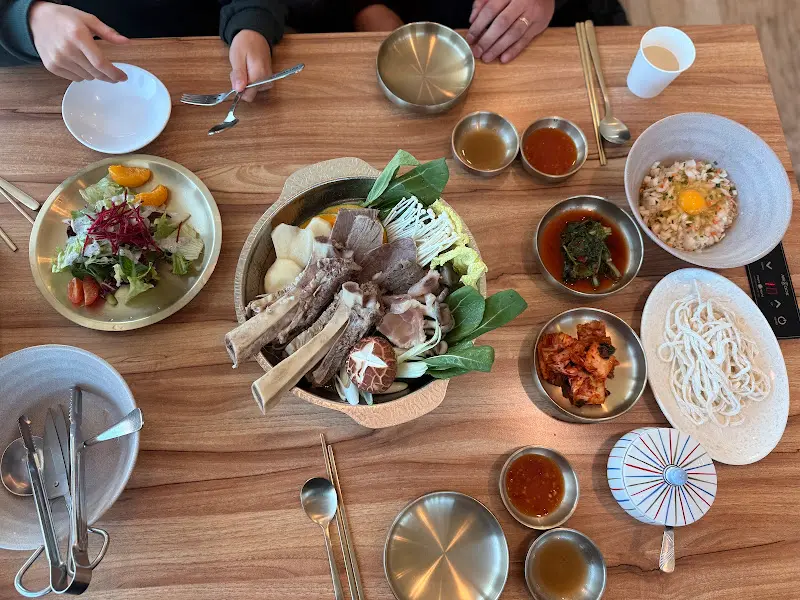 국수화 왕갈비국수전골 한상차림 전체샷