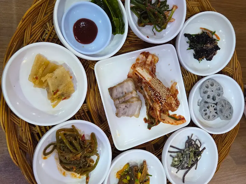 소쿠리에 담겨 나온 푸짐한 밑반찬