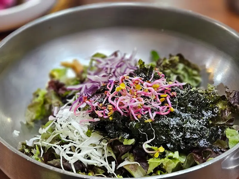 채소가 듬뿍 담긴 육회비빔밥 그릇