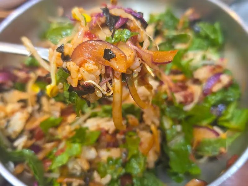 육회비빔밥 한 입