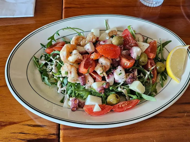 신선한 해산물이 듬뿍 들어간 샐러드