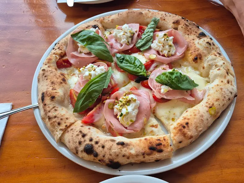 신선한 재료가 듬뿍 올라간 피자