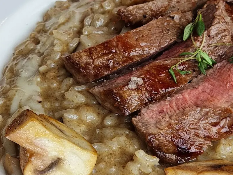 부드러운 스테이크가 올라간 리조또