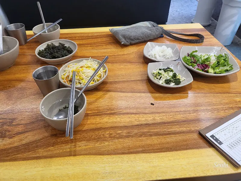 정갈하게 차려진 테이블 세팅