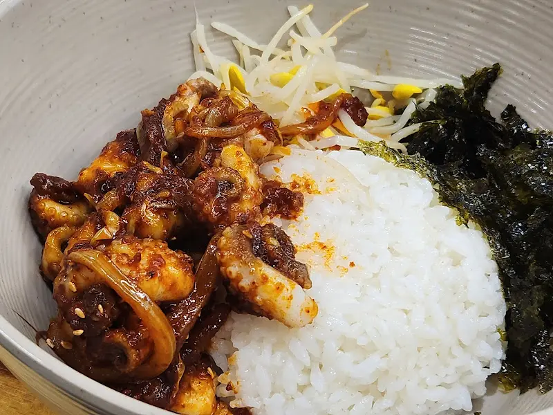 밥에 비벼 먹음직스러운 쭈꾸미 볶음