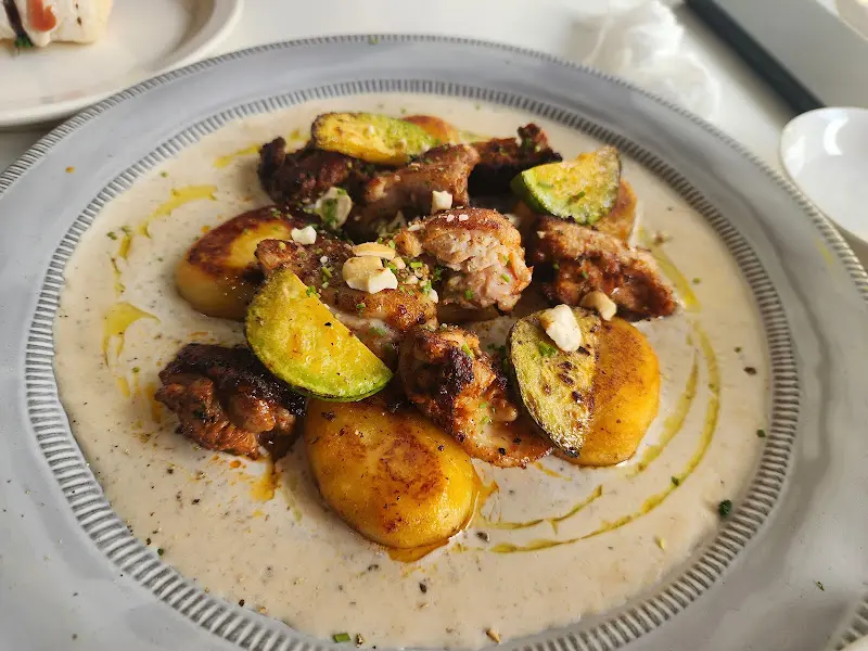 크림 소스에 감자와 구운 닭고기가 조화롭게 담긴 뇨끼 이미지