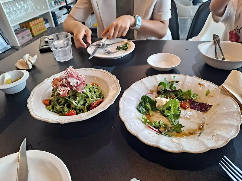 하몽과 바질이 올려진 파스타와 샐러드