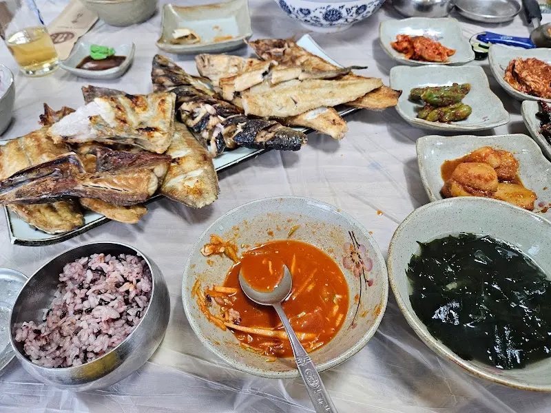 테이블 가득 차려진 음식