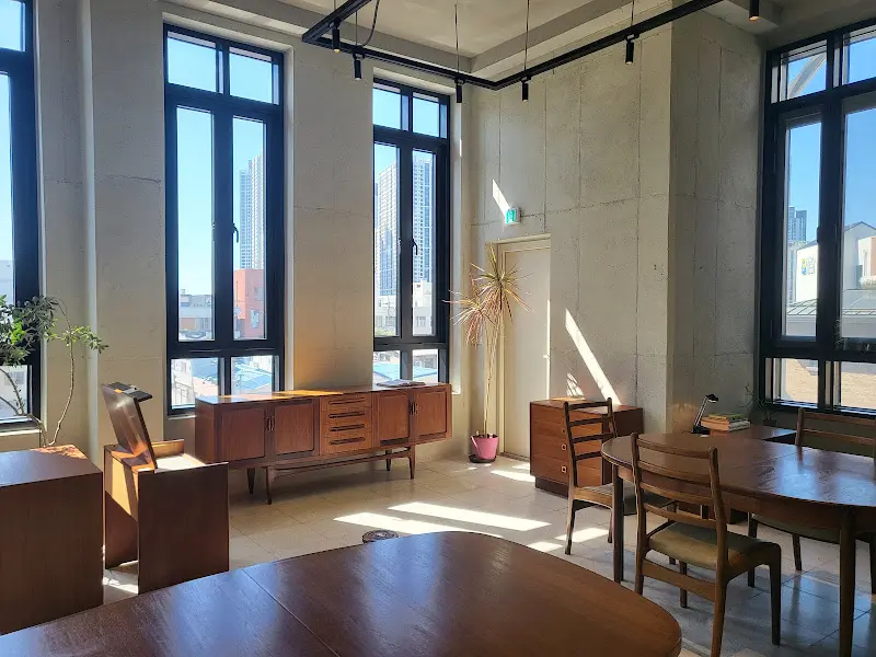 넓은 창이 인상적인 내부