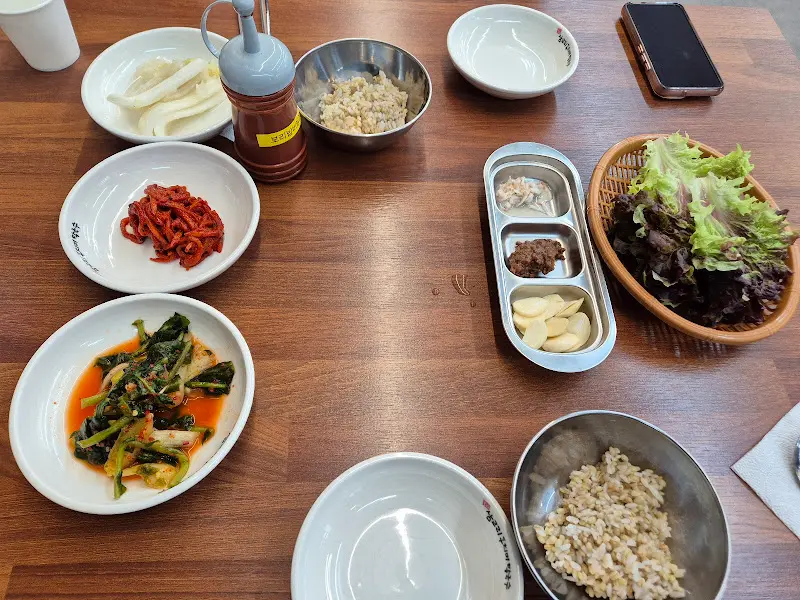 다양한 곁들임 메뉴가 놓인 식탁