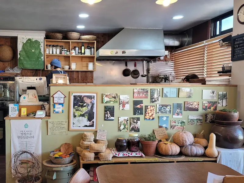 아름엄마 씨앗밥상 내부 인테리어: 아기자기한 소품과 따뜻한 분위기가 인상적이다.