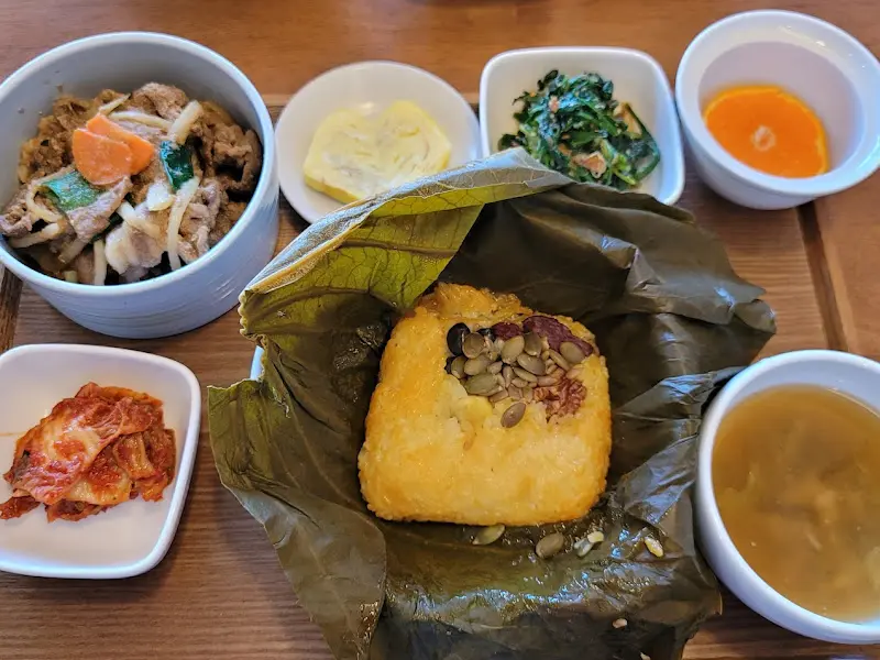 연잎밥의 모습: 연잎을 펼치니 찰진 밥과 견과류가 보인다.