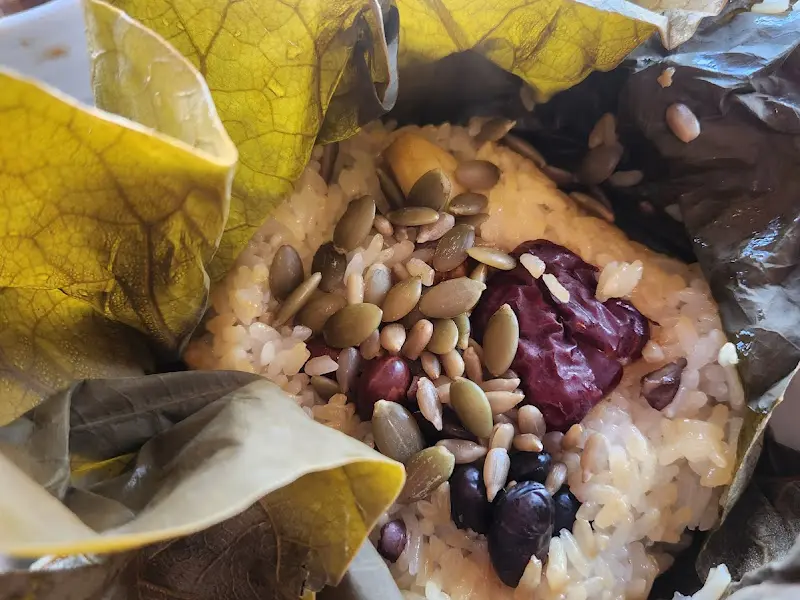 연잎밥 속 내용물: 밥과 함께 견과류와 대추가 들어있다.