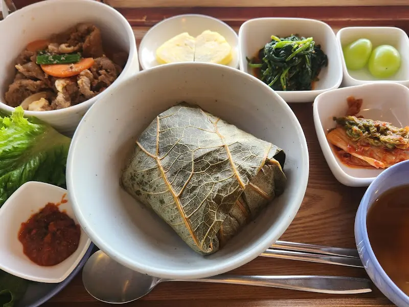 연잎밥 정식 전체 사진: 다양한 반찬과 함께 제공되는 연잎밥이 인상적이다.