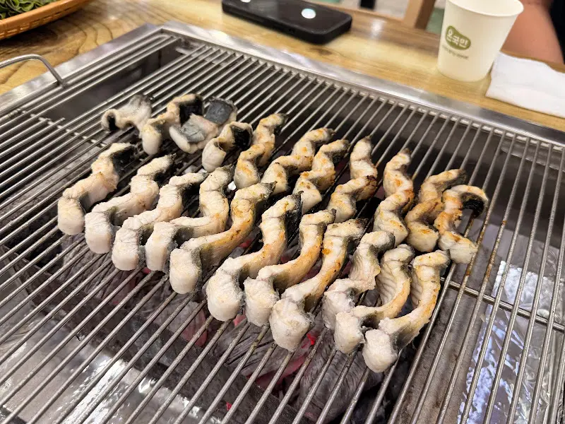 숯불 위에서 노릇하게 구워지고 있는 장어