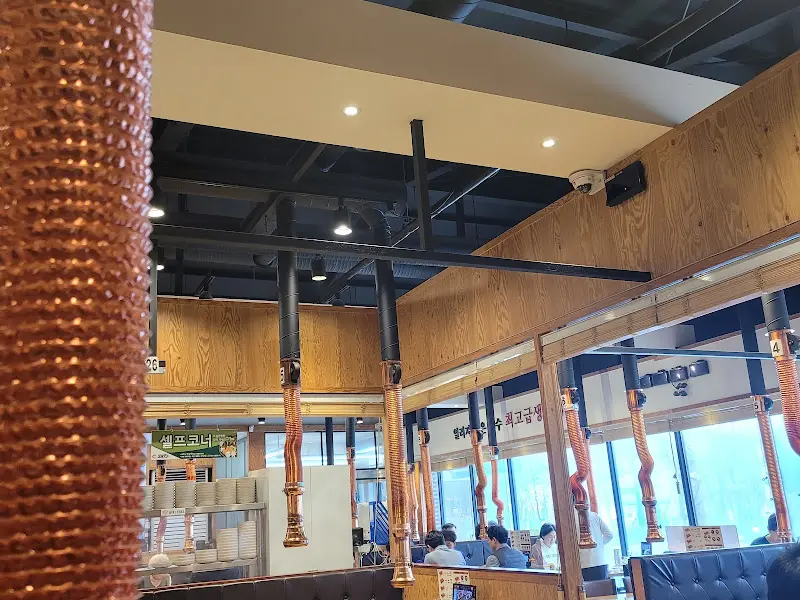 넓고 깔끔한 매장 내부