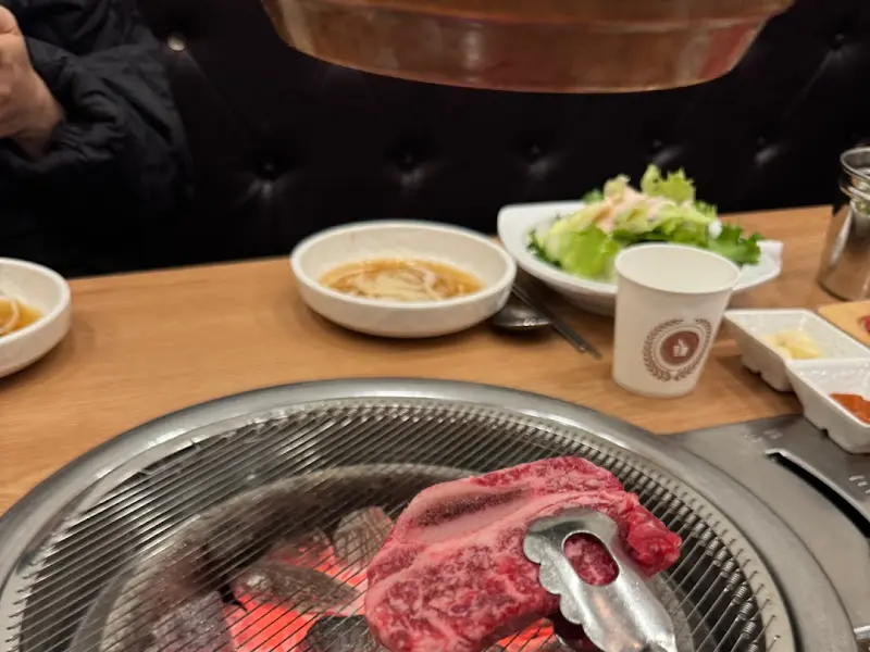 숯불 위에 구워지는 일품갈비