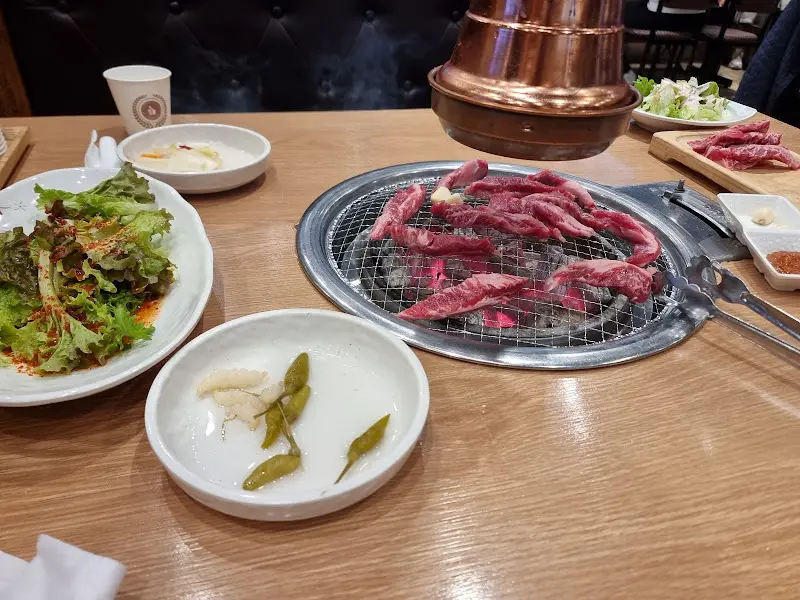 숯불 위에 노릇노릇 구워진 일품갈비