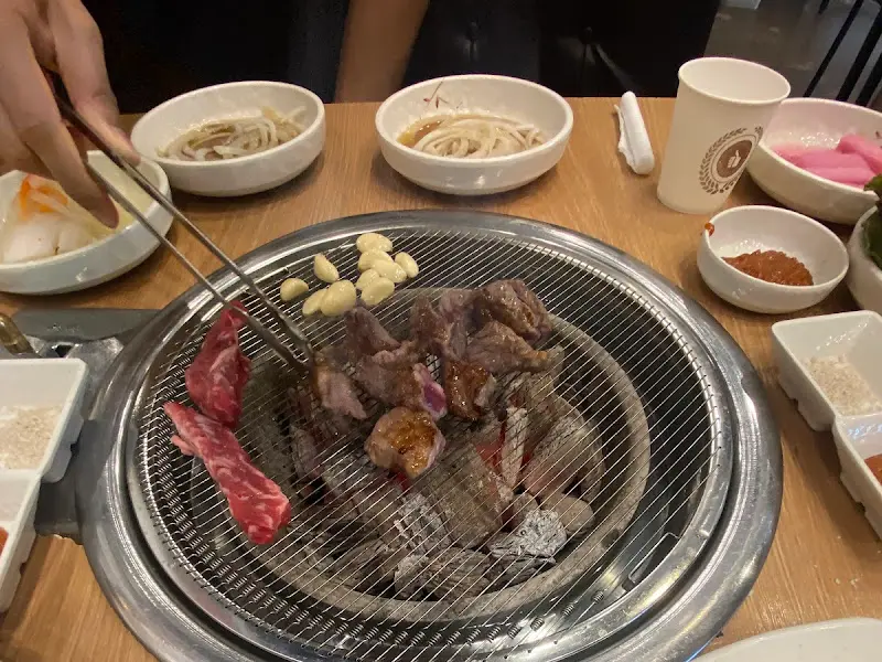 숯불에 구워지는 갈비살